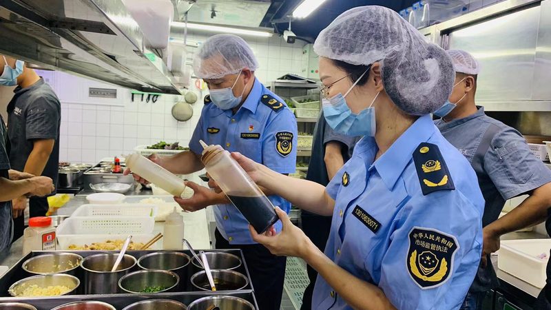 小标题：行业背景：食品代工的兴起与挑战