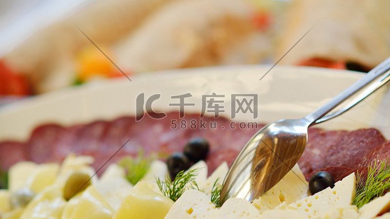 在开始安装膨化食品机械之前，首先要确保安装现场符合机械安装的要求。这包括：